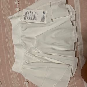 Lululemon court rival HR short